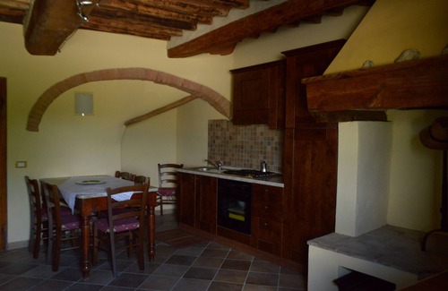 Sant'Appiano House | Charming Apartment in a Medieval Village with Pool & Breakfast