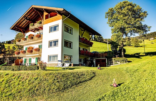 Castelrotto Apartment | Top-Rated Apartment “Haus Lohengrin” with Mountain View