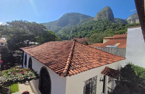 Itacoatiara Apartment | Itacoatiara: Oceanfront Apartment with Breakfast by the Beach