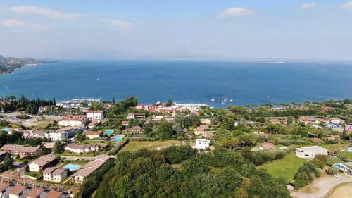 Monte House | Oceanfront Italia Living Villa: 4-Star Family Retreat