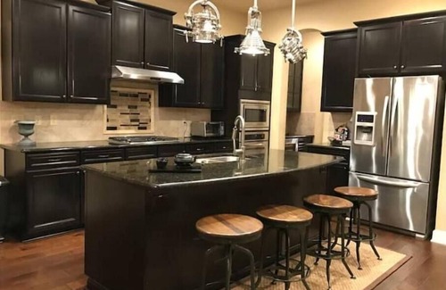 Wetmore House | Relax in Italian Hill Country Home near La Cantera