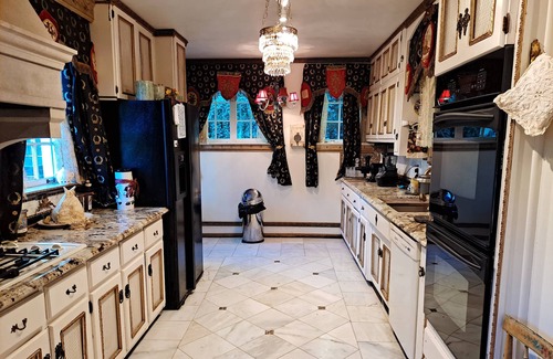 Redmont Park House | Italian Villa with City Views & Hot Tub in Birmingham