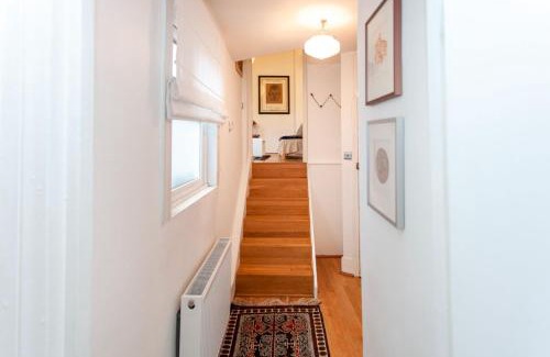 Fortune Green Apartment | Stylish Italianflat - Kilburn Art Style for Families