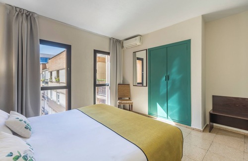 Centro Comercial Hotel | Cozy Hotel Itaca Colón: Family-Friendly and Spa Amenities