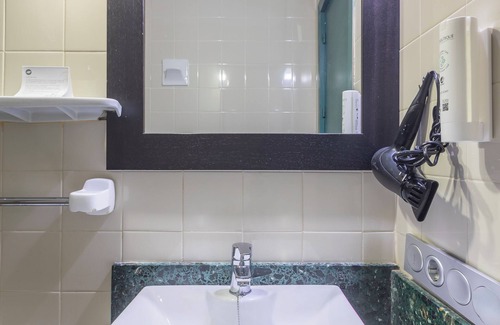 Centro Comercial Hotel | Cozy Hotel Itaca Colón: Family-Friendly and Spa Amenities