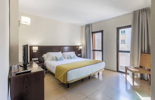 Centro Comercial Hotel | Cozy Hotel Itaca Colón: Family-Friendly and Spa Amenities
