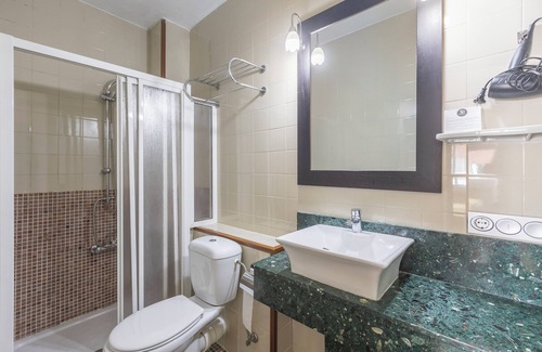 Centro Comercial Hotel | Cozy Hotel Itaca Colón: Family-Friendly and Spa Amenities