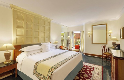 Taj Ganj Hotel | Elegant ITC Mughal Resort & Spa with Pool and Hot Tub