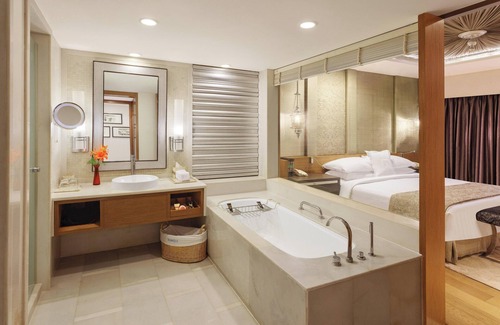 Taj Ganj Hotel | Elegant ITC Mughal Resort & Spa with Pool and Hot Tub