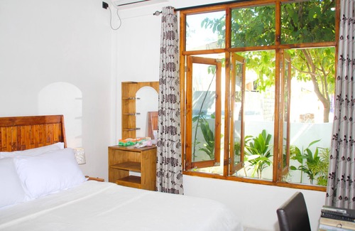 Guraidhoo House | Inviting Ithaa Beach Maldives: Family-Friendly Getaway