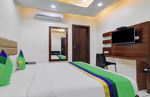 Surat Hotel | Convenient Stay at Itsy By Treebo - Ospite with Breakfast