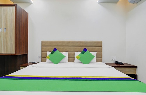 Surat Hotel | Convenient Stay at Itsy By Treebo - Ospite with Breakfast
