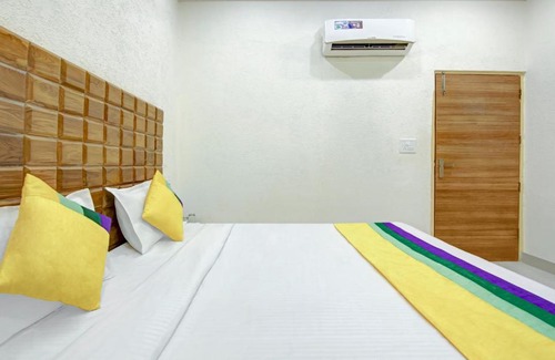 Zirakpur Hotel | Guest Rated: Itsy By Treebo - Sharrytel with Breakfast