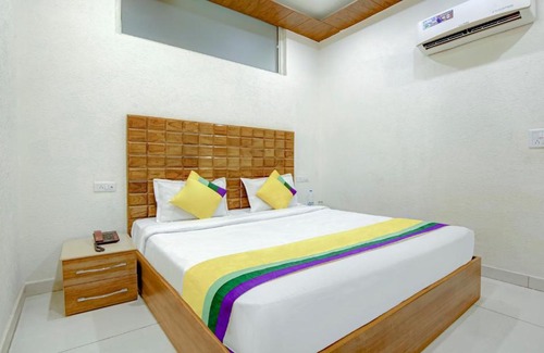Zirakpur Hotel | Guest Rated: Itsy By Treebo - Sharrytel with Breakfast