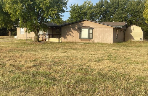 Blaine County House | IV Rozes Ranch Charming 3-bedroom country house with AC and WiFi in Longdale.