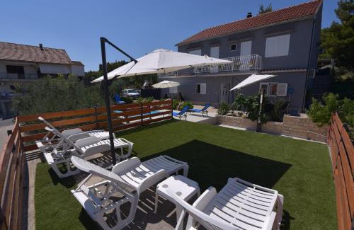 Sibenik Apartment | Ivan & Niko: Family-Friendly Hotel with Oceanfront Pool