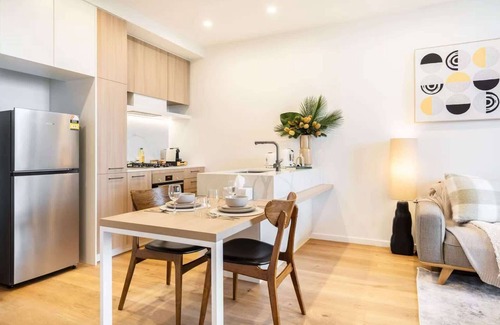Heidelberg Heights Apartment | Ivanhoe Apartment: Balcony, Free Parking & Comfort