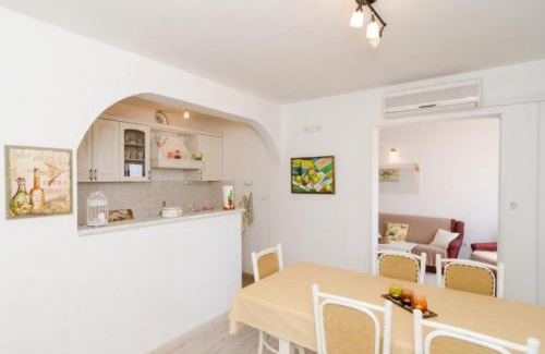 Gruz House | Ideal Ivo Guest House: Family-Friendly with Kitchen Access