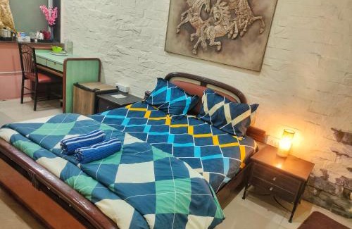 Juhu House | Ivory Room - Compact studio