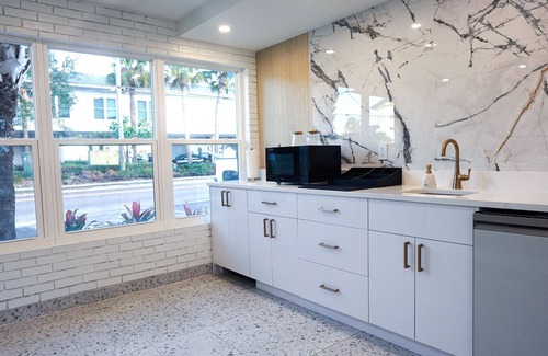 Clearwater Beach Hotel | Ivory Sands Beach Suites: Eco-Friendly Retreat with Pool