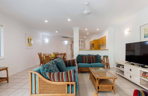 Palm Cove Apartment | Cozy Ivy at Coral Horizons: Oceanfront Retro Retreat