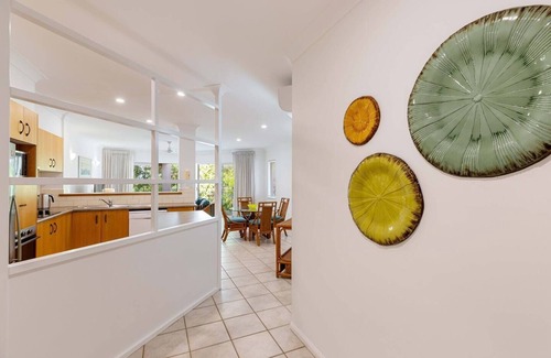 Palm Cove Apartment | Cozy Ivy at Coral Horizons: Oceanfront Retro Retreat