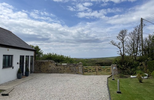 Widemouth Bay House | Cozy Ivy Barn Retreat with Hot Tub and Ocean Views