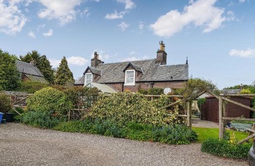 Crieff House | Cozy Ivy Cottage: Pet-Friendly Retreat with 9.5/10 Rating