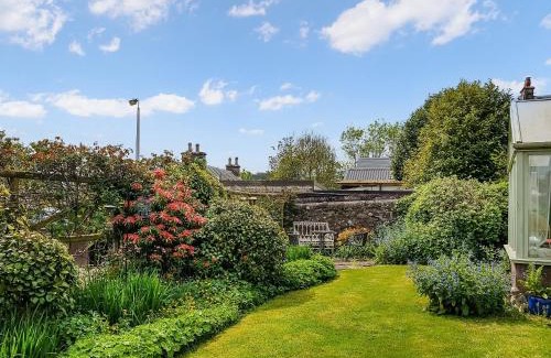 Crieff House | Cozy Ivy Cottage: Pet-Friendly Retreat with 9.5/10 Rating