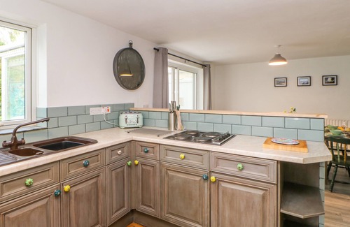 Headlam Cottage | Cozy Ivy Cottage: Pet-Friendly Stay with Breakfast Included