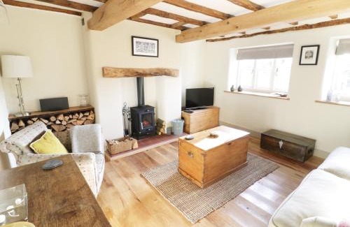 Hay-on-Wye House | Experience Ivy Cottage: Pet-Friendly 5-Star Retreat