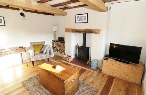 Hay-on-Wye House | Experience Ivy Cottage: Pet-Friendly 5-Star Retreat