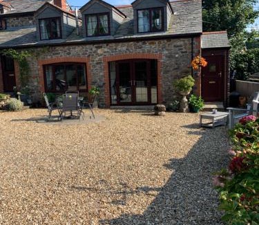 Tregadillett House | Ivory Cottage: 4-Star Stay with Family-Friendly Amenities