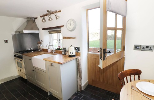 Moreton Cottage | Cozy Ivy Cottage: Pet-Friendly Stay with Breakfast Included
