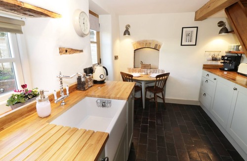 Moreton Cottage | Cozy Ivy Cottage: Pet-Friendly Stay with Breakfast Included