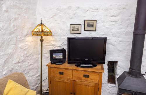 Pyle House | Cozy Ivy Cottage with Private Beach & Ocean Views