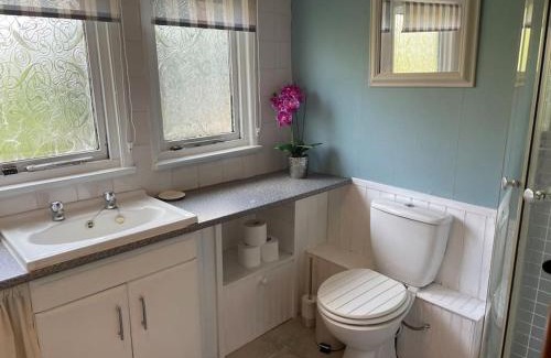 Stow Bardolph Apartment | Welcoming Ivy Cottage: Pet & Child-Friendly Retreat
