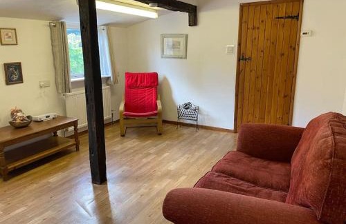 Stow Bardolph Apartment | Welcoming Ivy Cottage: Pet & Child-Friendly Retreat
