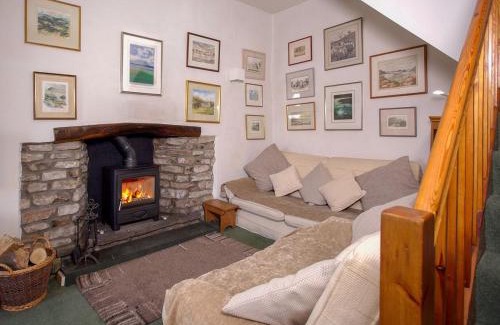 Giggleswick House | Cozy Ivy Cottage: Family-Friendly Retreat Awaits You