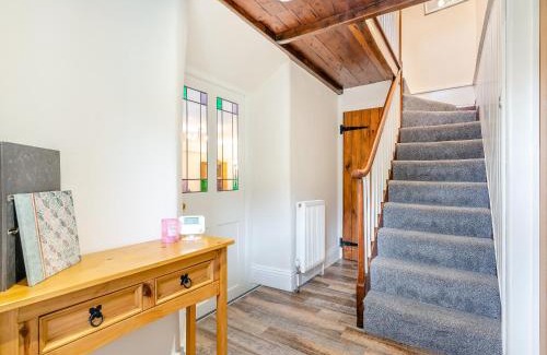 Eastgate House | Discover Ivy Cottage: Family & Pet Friendly Retreat