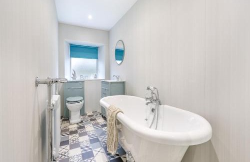 Eastgate House | Discover Ivy Cottage: Family & Pet Friendly Retreat