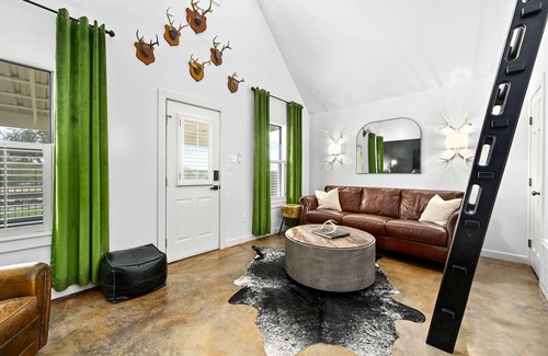 Dripping Springs Cottage | Experience Ivy Cottage: Scenic Hill Country Getaway!