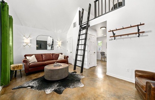 Dripping Springs Cottage | Experience Ivy Cottage: Scenic Hill Country Getaway!