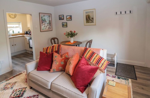 Thirsk House | Cozy IVY COTTAGE: Pet-Friendly Retreat with Garden Access