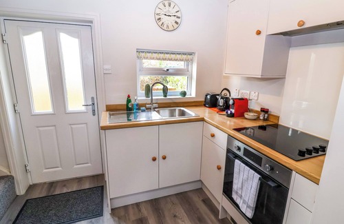 Thirsk House | Cozy IVY COTTAGE: Pet-Friendly Retreat with Garden Access