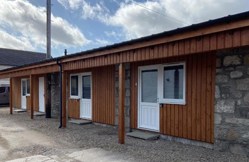 Dyce House | Highly Rated Ivy Cottage - Family-Friendly Accommodation