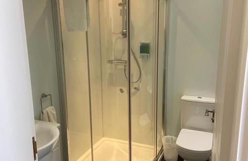 Dyce House | Highly Rated Ivy Cottage - Family-Friendly Accommodation