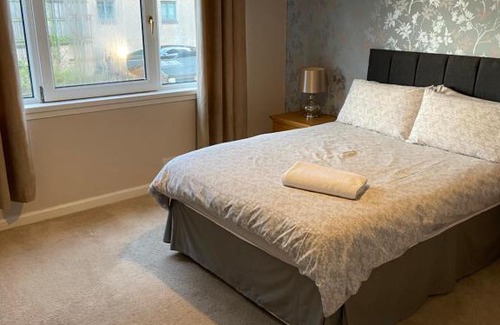 Dyce House | Highly Rated Ivy Cottage - Family-Friendly Accommodation