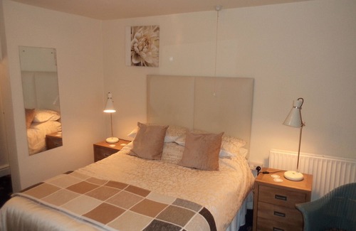 Dolgellau House | Elegant Ivy House: Guest Rated 9.4 with Breakfast & Kitchen