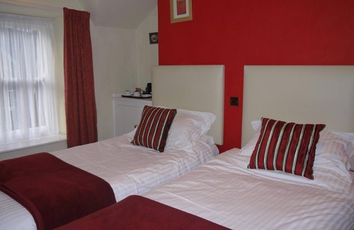Dolgellau House | Elegant Ivy House: Guest Rated 9.4 with Breakfast & Kitchen